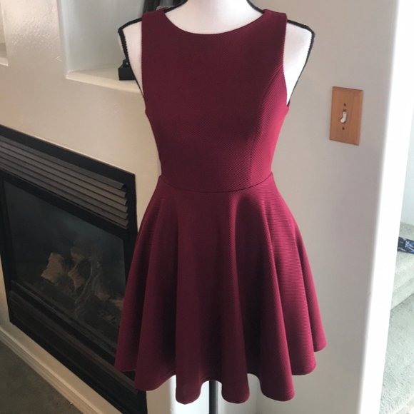 ❤️ Lulus XS Open Back Burgundy Skater Dress - Picture 1 of 6